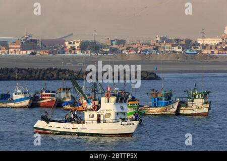 Fischerboote, Hafen von Salaverry, Peru, Südamerika Stockfoto