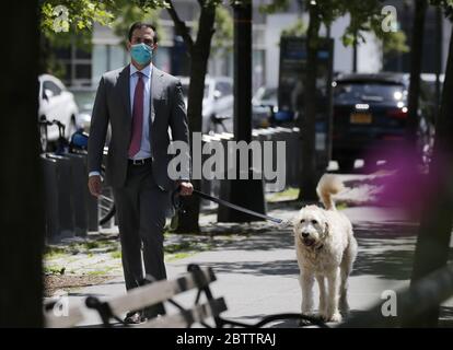 New York, Usa. Mai 2020. Ein Mann trägt eine schützende Gesichtsmaske, während er in den Tagen der COVID-19 Pandemie am Mittwoch, den 27. Mai 2020, auf einem Bürgersteig auf der Upper West Side von Manhattan läuft. Die US-Coronavirus Todesfälle jetzt Tops 100,000. Foto von John Angelillo/UPI Quelle: UPI/Alamy Live News Stockfoto