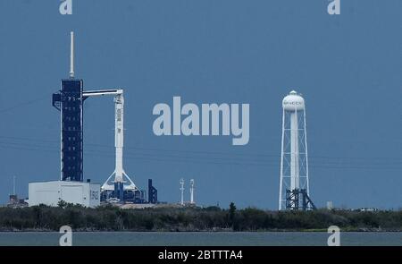 27. Mai 2020 - Cape Canaveral, Florida, USA - EINE SpaceX Falcon 9 Rakete mit dem Crew Dragon Raumschiff wird am 27. Mai 2020 auf Pad 39A im Kennedy Space Center in Cape Canaveral, Florida, gesehen. Der historisch geplante Start der NASA-Astronauten Doug Hurley und Bob Behnken zur Internationalen Raumstation, der ersten bemannten Mission aus amerikanischem Boden seit 2011, wurde wetterbedingt verzögert und auf Mai 30 verschoben. (Paul Hennessy/Alamy) Stockfoto