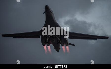 Ein US Air Force B-1B Lancer Stealth Bomber Flugzeug aus dem 9. Expeditionary Bomb Squadron, hebt von Andersen Air Force Base 21. Mai 2020 in Yigo, Guam. Stockfoto