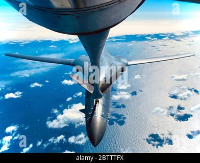 Ein US Air Force B-1B Lancer Stealth Bomber Flugzeug aus dem 28. Bombenflügel, betankt aus einem KC-135 Stratotanker Flugzeug 21. Mai 2020 über England. Stockfoto