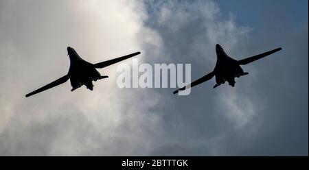 Zwei US Air Force B-1B Lancer Stealth Bomber Flugzeuge aus dem 9. Expeditionary Bomb Squadron fliegen während einer großen Kraftübung am 22. Mai 2020 auf der Andersen Air Force Base, Guam. Stockfoto