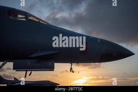 Ein US Air Force JB-1B Lancer Stealth Bomber Flugzeug aus dem 9. Expeditionary Bomb Squadron, auf der Fluglinie bei Sonnenuntergang auf der Andersen Air Force Base 8. Mai 2020 in Yigo, Guam. Stockfoto