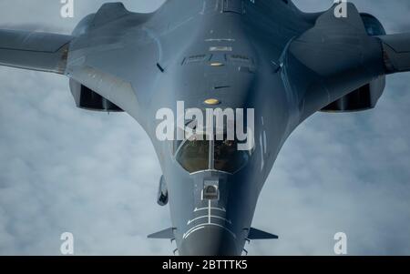 Ein US Air Force B-1B Lancer Stealth Bomber Flugzeug aus dem 9. Expeditionary Bomb Squadron, während einer gemeinsamen Trainingsmission mit der Japan Air Self Defense Force 12. Mai 2020 vor dem Meer von Japan. Stockfoto