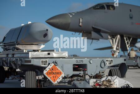 Eine gemeinsame Luft-Boden-Abstandskreuzflugkörper der US Air Force ist bereit, an Bord eines B-1B Lancer Stealth Bomberflugzeugs vom 9. Expeditionary Bomb Squadron auf der Fluglinie am Andersen Air Force Base am 8. Mai 2020 in Yigo, Guam, geladen zu werden. Stockfoto