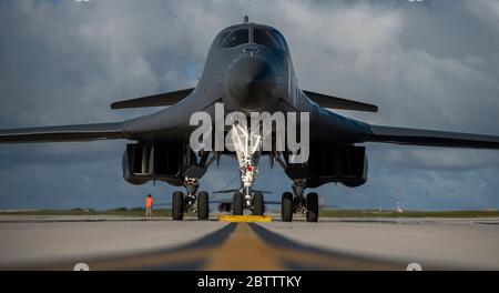 Ein US Air Force B-1B Lancer Stealth Bomber Flugzeug aus dem 9. Expeditionary Bomb Squadron, Taxis auf der Andersen Air Force Base nach einer Trainingsmission 14. Mai 2020 in Yigo, Guam. Stockfoto