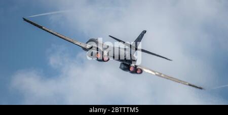 Ein US Air Force B-1B Lancer Stealth Bomber Flugzeug aus dem 9. Expeditionary Bomb Squadron, hebt von Andersen Air Force Base 7. Mai 2020 in Yigo, Guam. Stockfoto