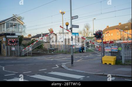 Highams Park Bahnübergang Öffnung am Morgen. London, England. Stockfoto