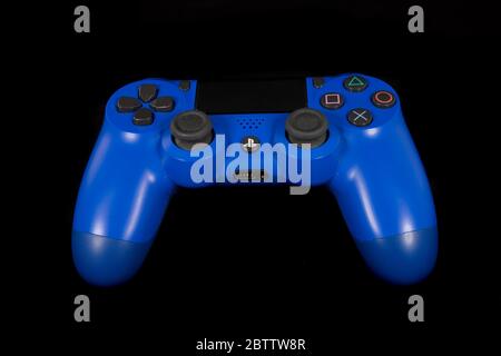 Special Edition Blue PlayStation 4 DualShock 4 Wireless-Controller Vorderansicht vor einem schwarzen Hintergrund. Stockfoto