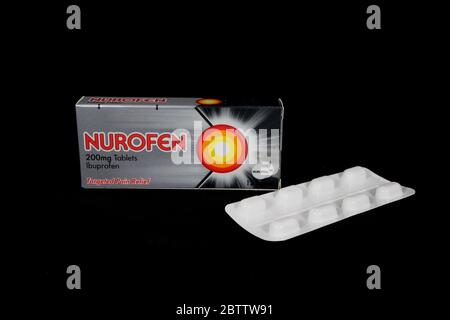 Packung Nurofen 200mg Ibuprofen Caplets vor schwarzem Hintergrund. Stockfoto