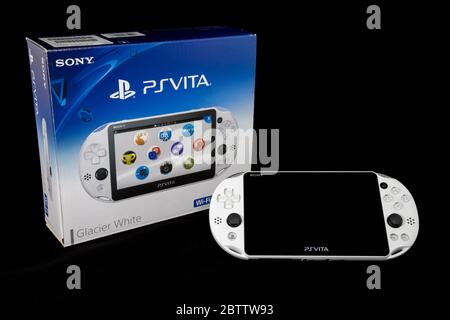 PlayStation Vita Handheld-Konsole in Glacier White mit Box. Stockfoto