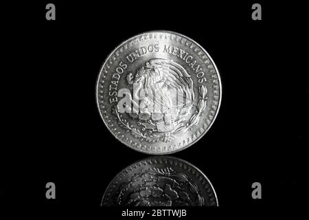 Eine Unze mexikanische Libertad Silber Bullion Münze vor einem schwarzen Hintergrund mit Reflexion. Stockfoto