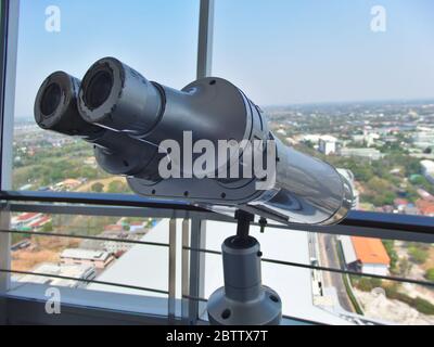 Große Ferngläser können für die Ansicht von hohen Gebäuden verwendet werden. Stockfoto