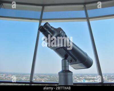 Große Ferngläser können für die Ansicht von hohen Gebäuden verwendet werden. Stockfoto