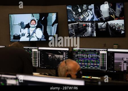 Cape Canaveral, Florida, USA. Mai 2020. NASA-Astronaut Douglas Hurley wird während der Aufbautäte am Neil A. Armstrong Operations and Checkout Building während eines Startversuchs einer SpaceX Falcon 9 Rakete, die das Raumschiff Crew Dragon des Unternehmens auf der NASA-Mission SpaceX Demo-2 mit den NASA-Astronauten Hurley trägt, auf einem Monitor in Feuerraum vier beobachtet Und Robert Behnken an Bord, am 27. Mai 2020, im Launch Control Center des NASA Kennedy Space Center in Florida. Quelle: UPI/Alamy Live News Stockfoto