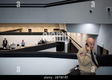 Cape Canaveral, Florida, USA. Mai 2020. Mitglieder des NASA-Managements werden auf einer Telekonferenz im Feuerraum vier gesehen, nachdem am 27. Mai 2020 versucht wurde, eine SpaceX Falcon 9-Rakete mit dem Raumschiff Crew Dragon auf der NASA-Mission SpaceX Demo-2 mit den NASA-Astronauten Robert Behnken und Douglas Hurley zu starten. Im Feuerraum vier des Launch Control Center am Kennedy Space Center der NASA in Florida. Die NASA SpaceX Demo-2 Mission ist der erste Start mit Astronauten der Raumsonde SpaceX Crew Dragon und der Falcon 9 Rakete zur Internationalen Raumstation Stockfoto