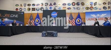 Cape Canaveral, Florida, USA. Mai 2020. Präsident Donald Trump nimmt an einem SpaceX Demonstration Mission 2 Launch Briefing mit NASA-Astronaut Nicole Mann, links, Kennedy Space Center Direktor Bob Cabana, Second Lady Karen Pence, Vizepräsident Mike Pence, First Lady Melania Trump, NASA-Administrator Jim Bridenstine, Elon Musk, SpaceX Chief Engineer, Und NASA-Astronaut Kjell Lindgren, direkt am Neil A. Quelle: UPI/Alamy Live News Stockfoto