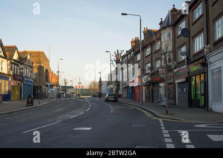 Hale End Road in Highams Park früh am Morgen ohne Leute in der Nähe. London Stockfoto
