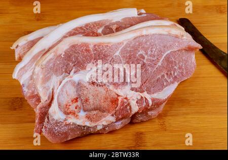 Medaillons Steaks saftige Schweinefleisch Scheiben von frischem rohem Fleisch in fertig zum Kochen Stockfoto