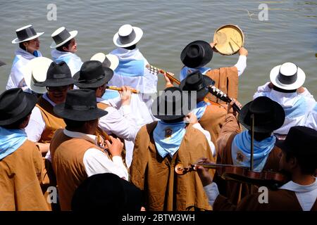 Peru Huacachina - Vendimia Festival Volksmusik-Gruppe spielt in der Oase Stockfoto