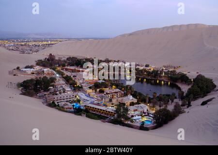 Peru Huacachina - Huacachina von einer nahe gelegenen Sanddüne in der Dämmerung Stockfoto