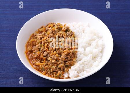 Japanischer Keema-Curry-Reis auf einem Teller auf dem Tisch Stockfoto