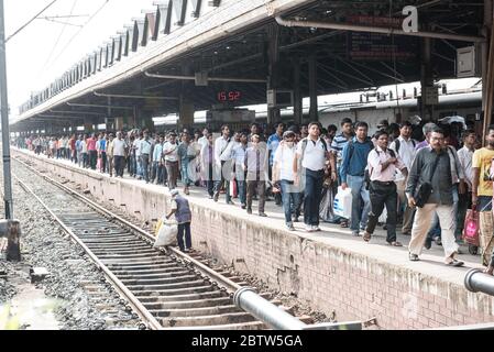 Howrah Junction Bahnhof, voll und voll mit Pendlern. Indian Railways. Bahnreisen. Howrah, Kalkutta, Indien Stockfoto