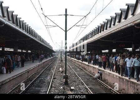 Howrah Junction Bahnhof, voll und voll mit Pendlern. Indian Railways. Bahnreisen. Howrah, Kalkutta, Indien Stockfoto