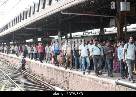 Howrah Junction Bahnhof, voll und voll mit Pendlern. Indian Railways. Bahnreisen. Howrah, Kalkutta, Indien Stockfoto