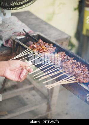 Verkäufer bereitet Ziegensatay in traditionellen Laden in Kediri, Indonesien Stockfoto