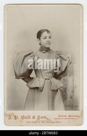 Kabinettkarte einer unbekannten Frau, fotografiert von J P Ball Son. Eine Schwarz-Weiß-Fotografie einer unbekannten Frau, fotografiert im J. P. Ball & Son Studio in Helena, Montana. Das Foto ist auf einer hellen Pappe montiert, auf der der Name und die Position des Fotostudios auf der Vorderseite entlang des unteren Bildes aufgedruckt sind. Stockfoto
