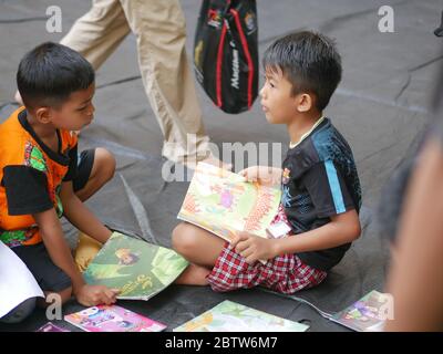 27. Januar 2020 - Tarakan, Indonesien: Feuern Sie Flüchtlingskinder an, die am Nachmittag des 27. Januar 2020 in Tarakan, Indonesien, Bücher lesen lernen. Stockfoto