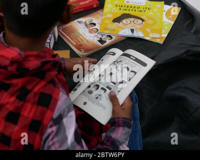 27. Januar 2020 - Tarakan, Indonesien: Feuern Sie Flüchtlingskinder an, die am Nachmittag des 27. Januar 2020 in Tarakan, Indonesien, Bücher lesen lernen. Stockfoto