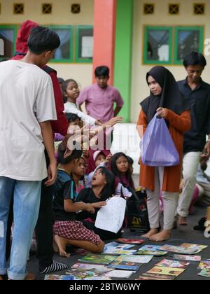 27. Jan 20202- Tarakan/Indonesien: Flüchtlingskinder von Feueropfern erhalten am Nachmittag Geschenke von Freiwilligen Stockfoto