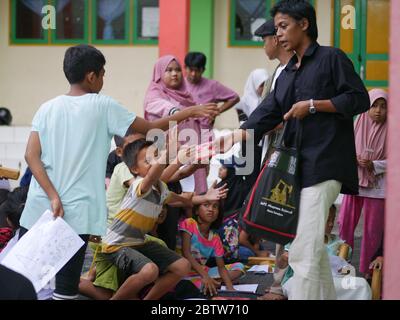 27. Jan 20202- Tarakan/Indonesien: Flüchtlingskinder von Feueropfern erhalten am Nachmittag Geschenke von Freiwilligen Stockfoto