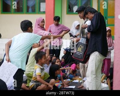 27. Jan 20202- Tarakan/Indonesien: Flüchtlingskinder von Feueropfern erhalten am Nachmittag Geschenke von Freiwilligen Stockfoto