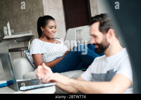 Paar Arbeiten Und Spielen Mit Laptop-Computer Zu Hause Stockfoto