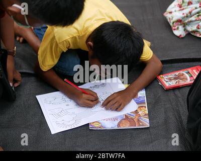 27. Jan 2020- Tarakan/Indonesien: Flüchtlingskinder mit Feuer färben ein Buch, das von Freiwilligen am Nachmittag in Tarakan, Indonesien, verteilt wurde Stockfoto