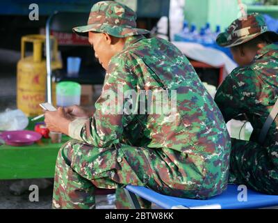 27. Januar 2020 - Tarakan/Indonesien: Ein Blick auf Freiwillige Kinder, die die am Nachmittag in Tarakan, Indonesien arbeitenden Feuerwehrflüchtlinge begleiteten Stockfoto