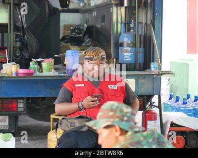 27. Januar 2020 - Tarakan/Indonesien: Ein Blick auf Freiwillige Kinder, die die am Nachmittag in Tarakan, Indonesien arbeitenden Feuerwehrflüchtlinge begleiteten Stockfoto