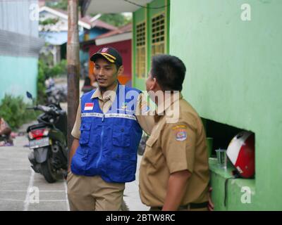 27. Januar 2020 - Tarakan/Indonesien: Ein Blick auf Freiwillige Kinder, die die am Nachmittag in Tarakan, Indonesien arbeitenden Feuerwehrflüchtlinge begleiteten Stockfoto