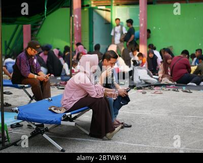 27. Januar 2020 - Tarakan/Indonesien: Ein Blick auf Freiwillige Kinder, die die am Nachmittag in Tarakan, Indonesien arbeitenden Feuerwehrflüchtlinge begleiteten Stockfoto