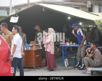 27. Januar 2020 - Tarakan/Indonesien: Ein Blick auf Freiwillige Kinder, die die am Nachmittag in Tarakan, Indonesien arbeitenden Feuerwehrflüchtlinge begleiteten Stockfoto