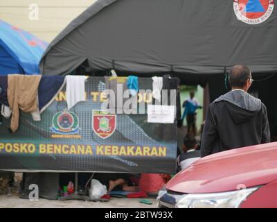 27. Januar 2020 - Tarakan/Indonesien: Ein Blick auf Freiwillige Kinder, die die am Nachmittag in Tarakan, Indonesien arbeitenden Feuerwehrflüchtlinge begleiteten Stockfoto