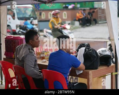 27. Januar 2020 - Tarakan/Indonesien: Ein Blick auf Freiwillige Kinder, die die am Nachmittag in Tarakan, Indonesien arbeitenden Feuerwehrflüchtlinge begleiteten Stockfoto