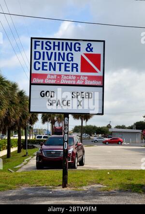 Kennedy Space Center, Florida, USA. 27.Mai 2020. Mit riesigen Menschenmengen an den Stränden, Wasserstraßen und Straßen wurde der SpaceX Falcon 9 DEMO-2 Start wetterbedingt geschrubbt. Dies war die erste bemannte Raumflugmission aus US-Boden seit 2011. Foto: Julian Leek/Alamy Live News Stockfoto