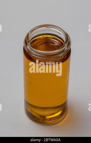 Senf Öl auf eine Flasche auf weißem Hintergrund Stockfoto