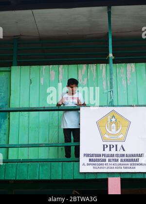 27. Jan 2020 - Tarakan/Indonesien: Flüchtlingskinder von Feueropfern saßen am Nachmittag in Tarakan, Indonesien, zusammen Stockfoto