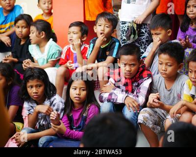 27. Jan 2020 - Tarakan/Indonesien: Ein Blick auf Freiwillige Kinder, die die am Nachmittag in Tarakan, Indonesien arbeitenden Feuerwehrflüchtlinge begleiteten Stockfoto