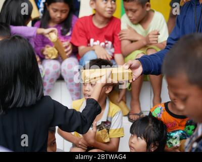 27. Jan 20202- Tarakan/Indonesien: Flüchtlingskinder von Feueropfern erhalten am Nachmittag Geschenke von Freiwilligen Stockfoto